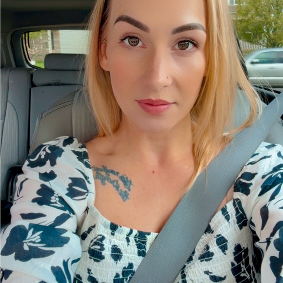 Meet your Posher, Rebecca - Picture 3 of 3